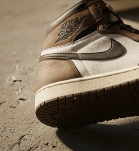 Nike Air Jordan 1 High Dark Mocha de profil.