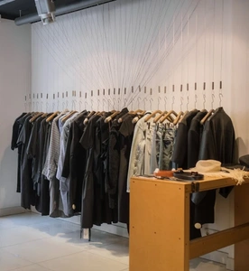 Magasin avec plusieurs vêtements pour composer des outfits.