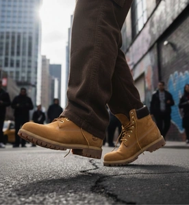 Tendance avec les sneakers Timberland.