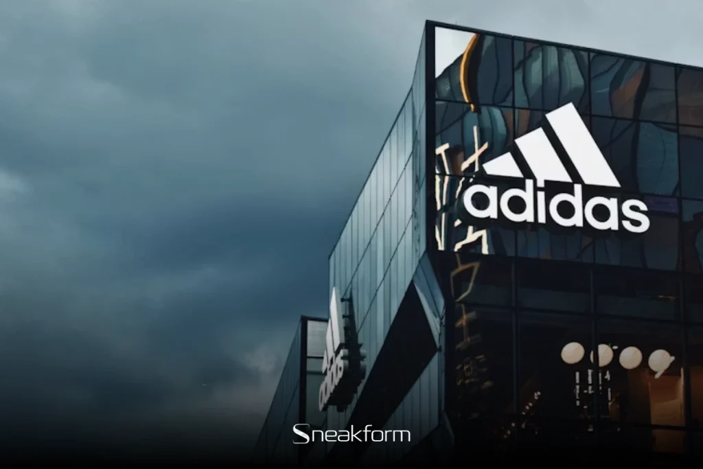 Façade du siège Adidas avec logo trois bandes, univers de la marque Adidas sneakers.