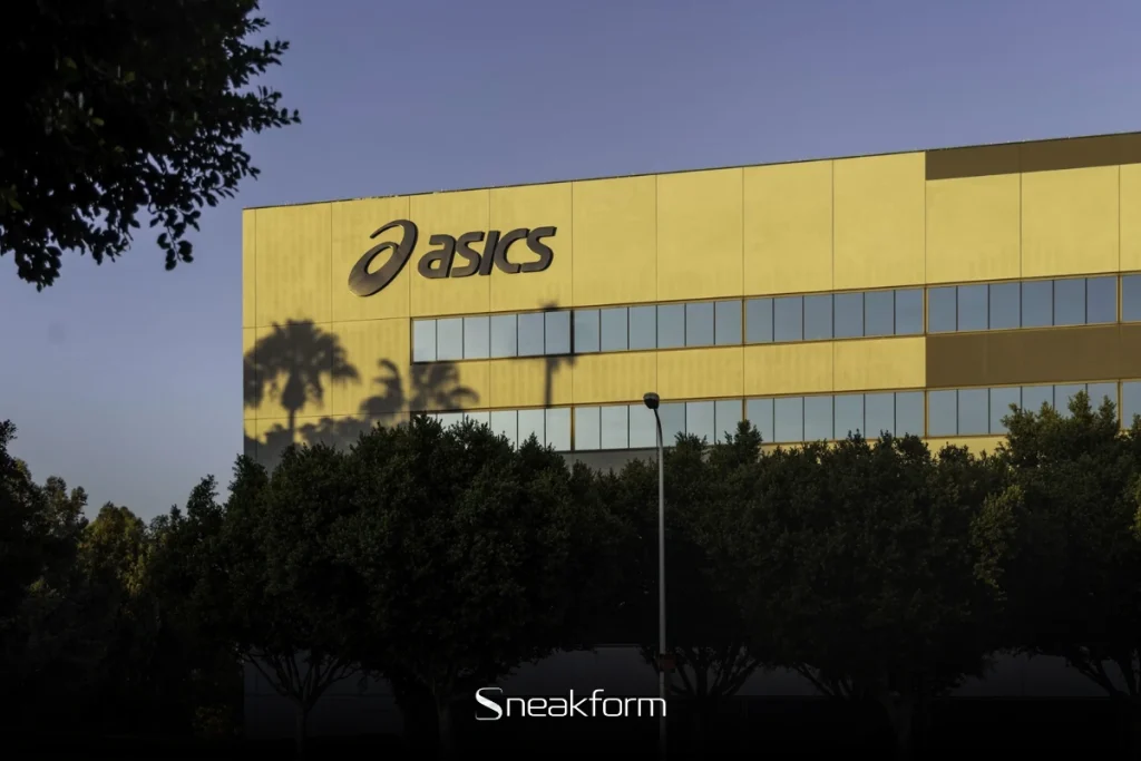 Bâtiment Asics avec logo sur façade jaune, histoire et univers de la marque Asics.
