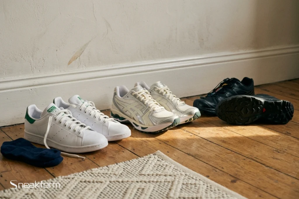 Trois paires complémentaires pour une garde-robe capsule, Adidas Stan Smith blanche, Asics Gel-Kayano 14 crème et Salomon XT-6 noire.