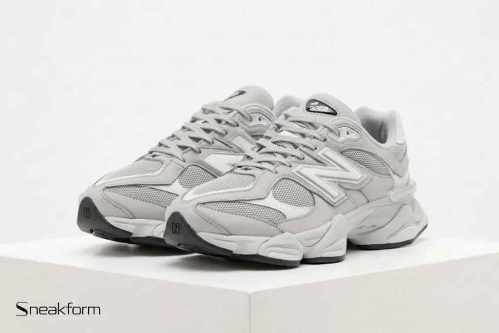 Sneakers tendance 2026, New Balance 9060 grise, silhouette chunky rétro-futuriste.