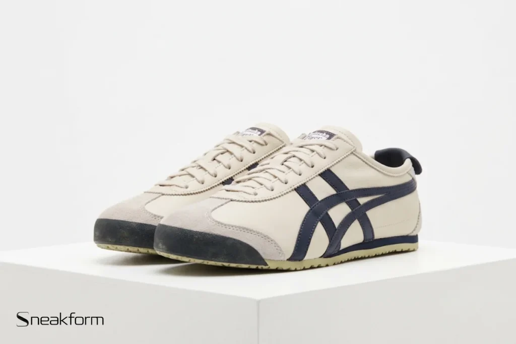Sneakers tendance 2026, Onitsuka Tiger Mexico 66 en cuir crème avec bandes Tiger bleu marine.