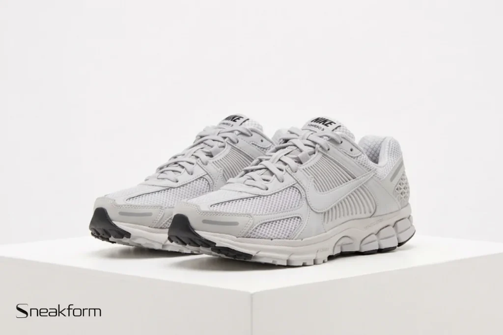 Sneakers tendance 2026, Nike Vomero 5 gris clair en mesh et empiècements superposés.